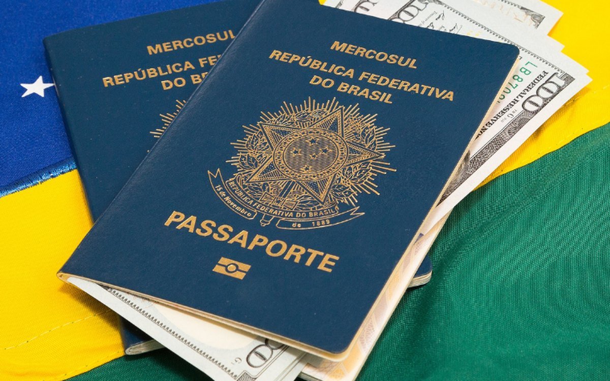 Passaporte brasileiro do Mercosul sobre a bandeira do Brasil